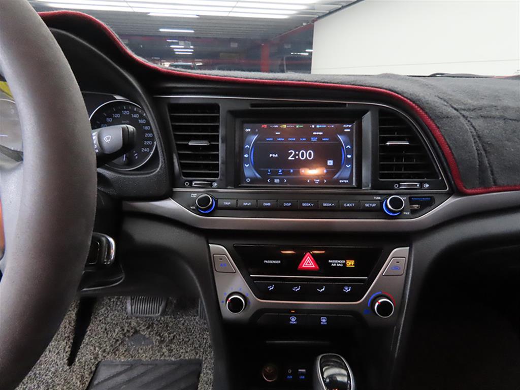 HYUNDAI Avante - Vista 10