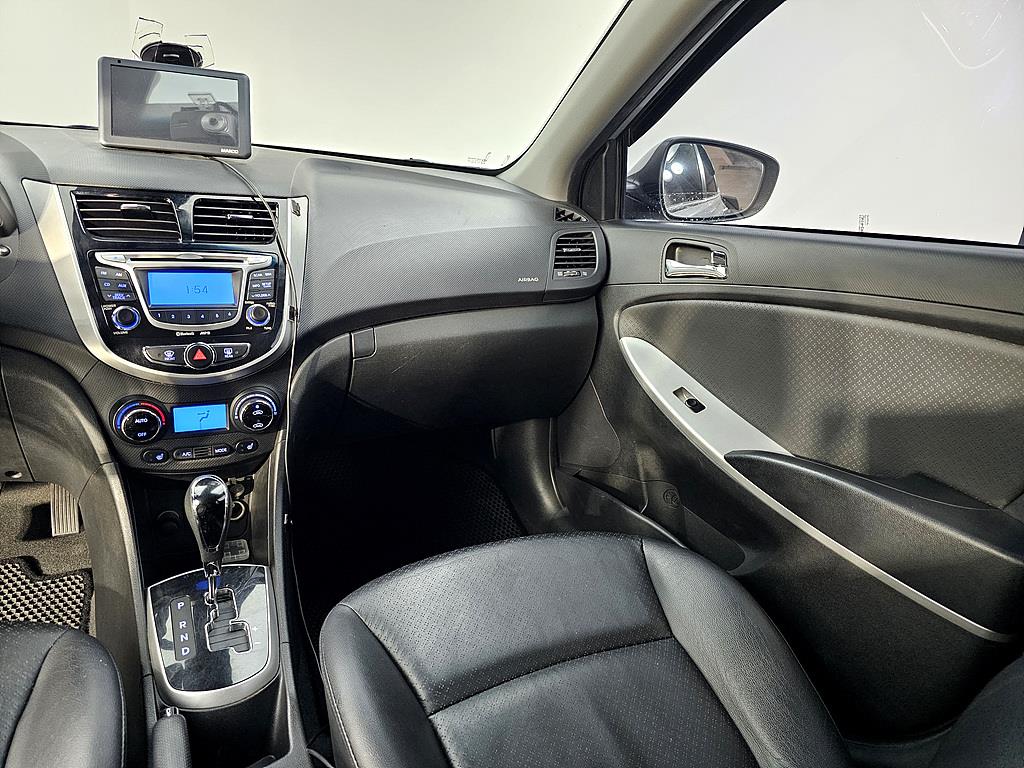 HYUNDAI Accent - Vista 10