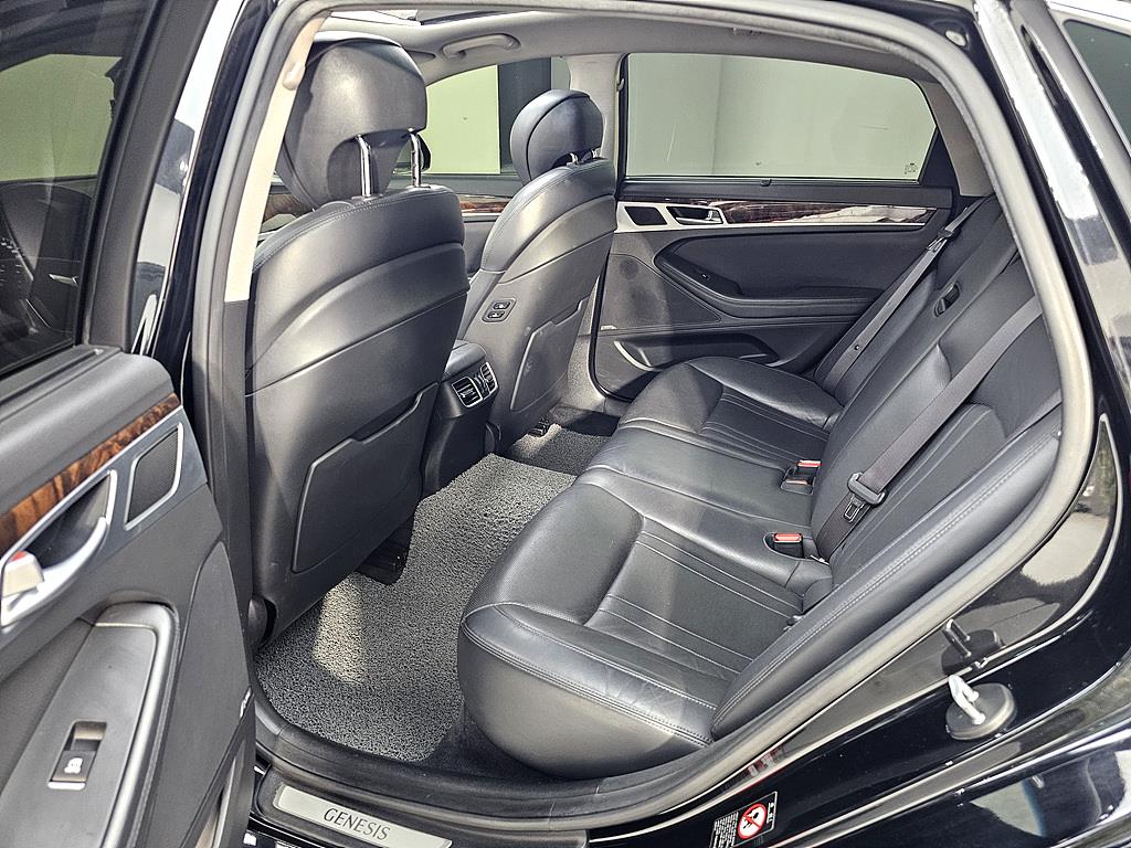 HYUNDAI Genesis - Vista 9