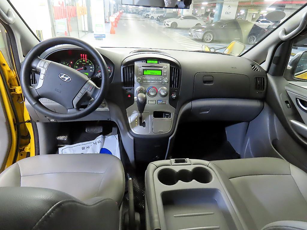 HYUNDAI Starex - Vista 10