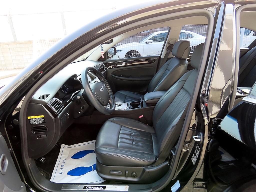 HYUNDAI Genesis - Vista 5