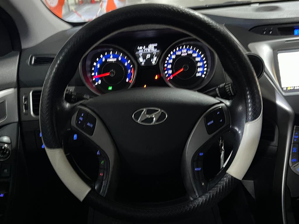 HYUNDAI Avante - Vista 10