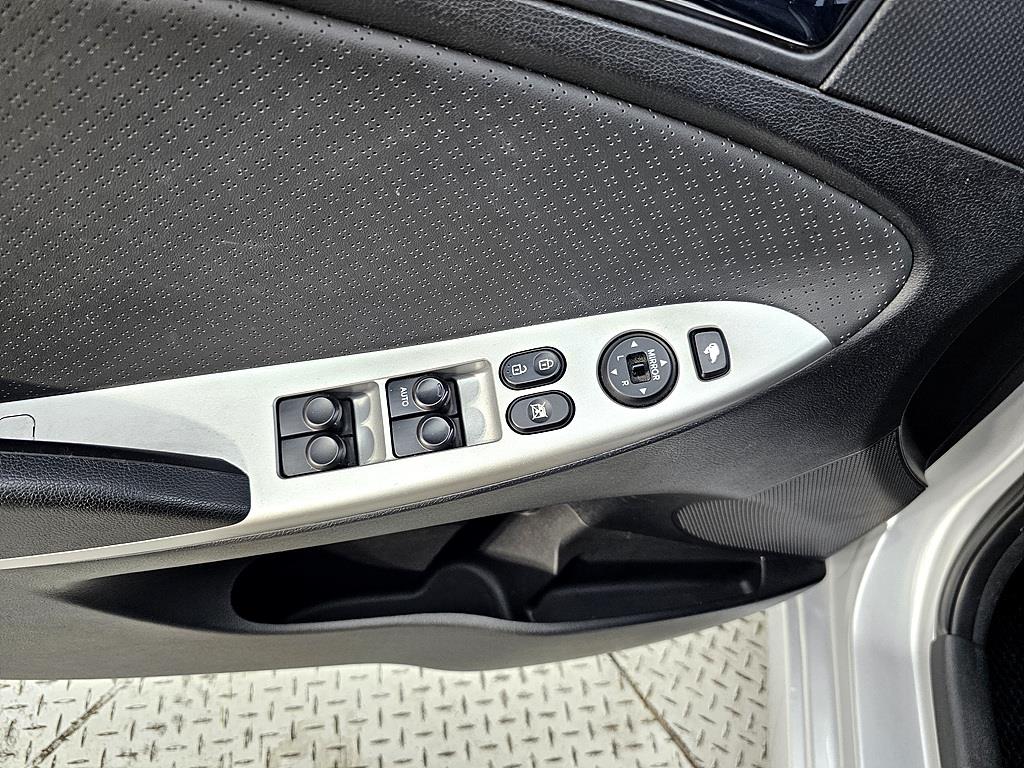 HYUNDAI Accent - Vista 12