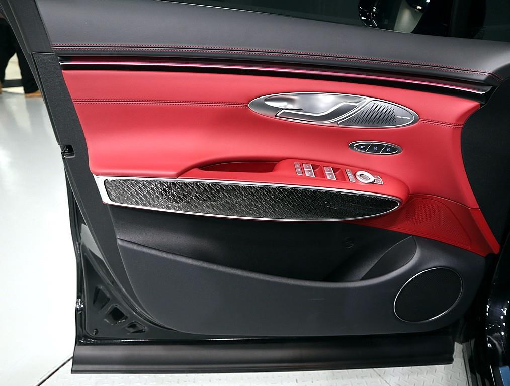 Genesis GV70 - Vista 8