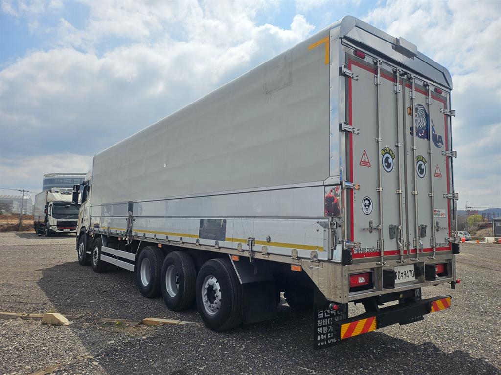 medium and large cargo truck - Vista 6