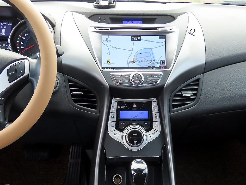 HYUNDAI Avante - Vista 10