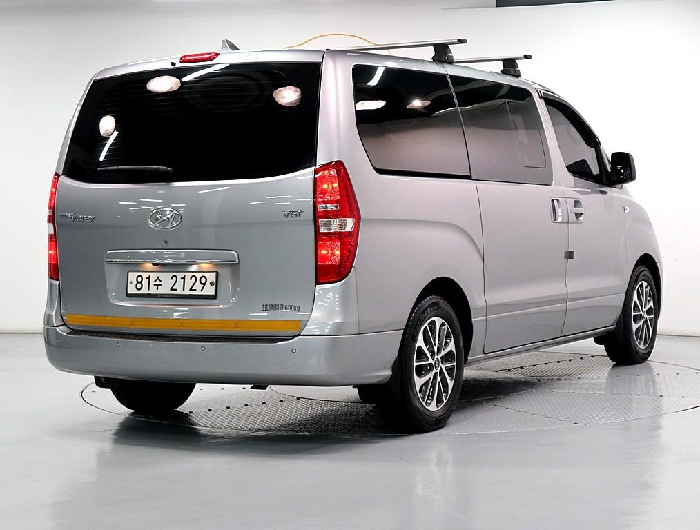 HYUNDAI Starex - Vista 3