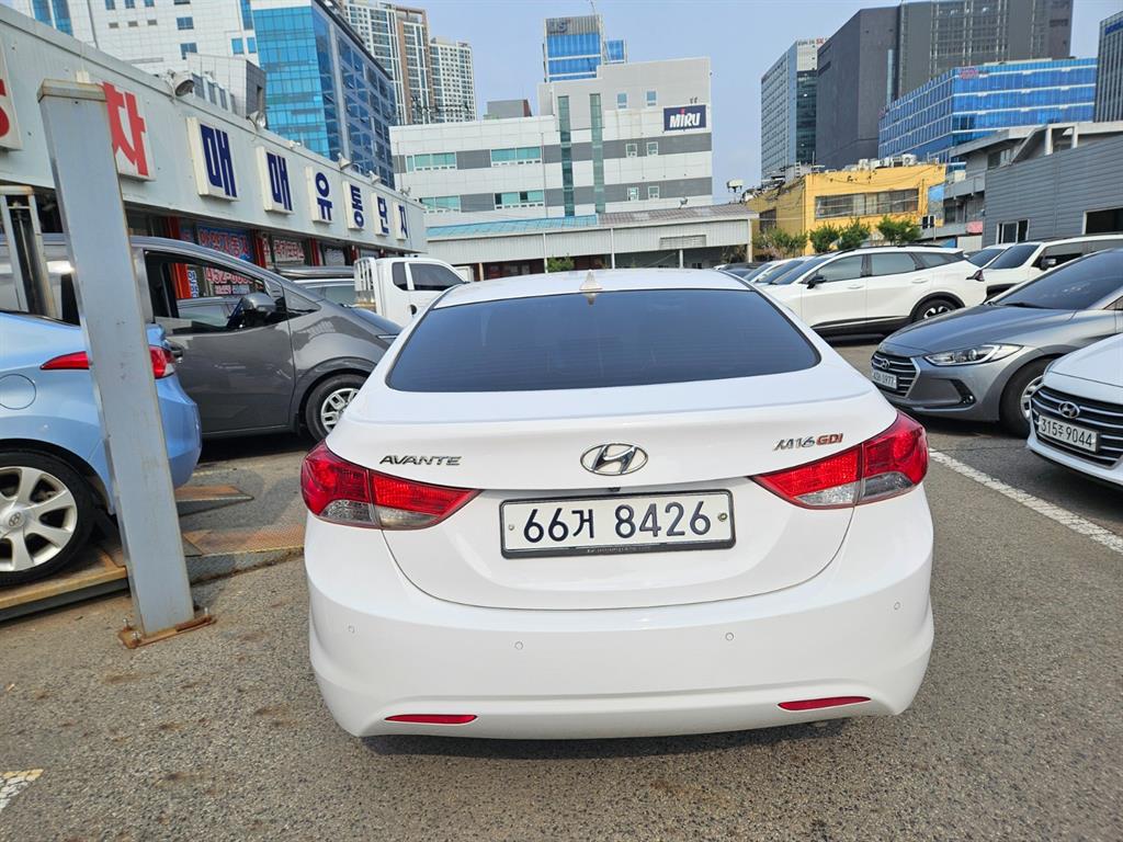 HYUNDAI Avante - Vista 4