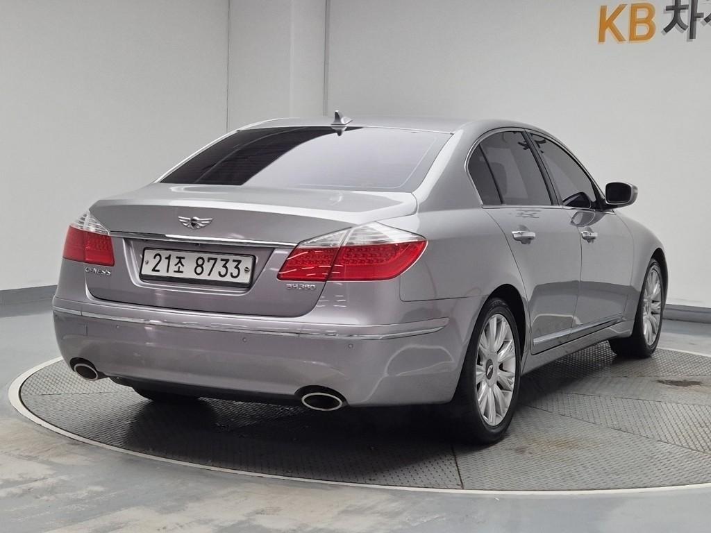 HYUNDAI Genesis - Vista 4