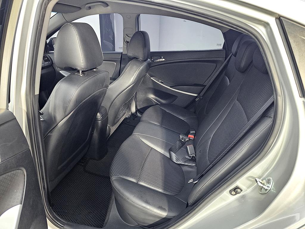 HYUNDAI Accent - Vista 9