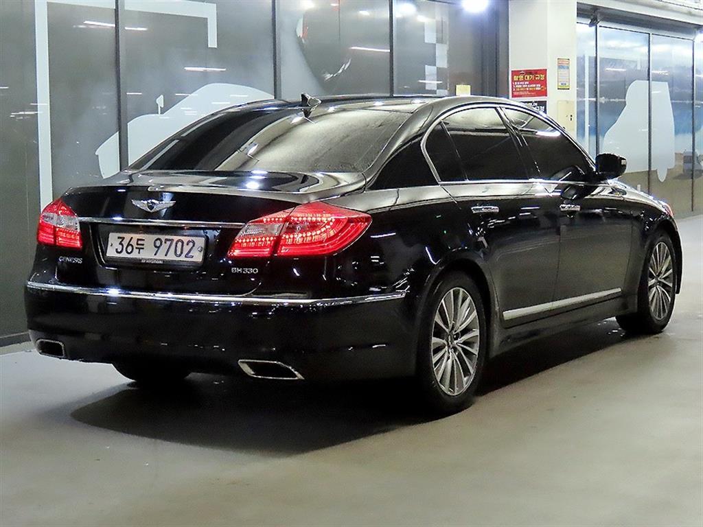 HYUNDAI Genesis - Vista 4