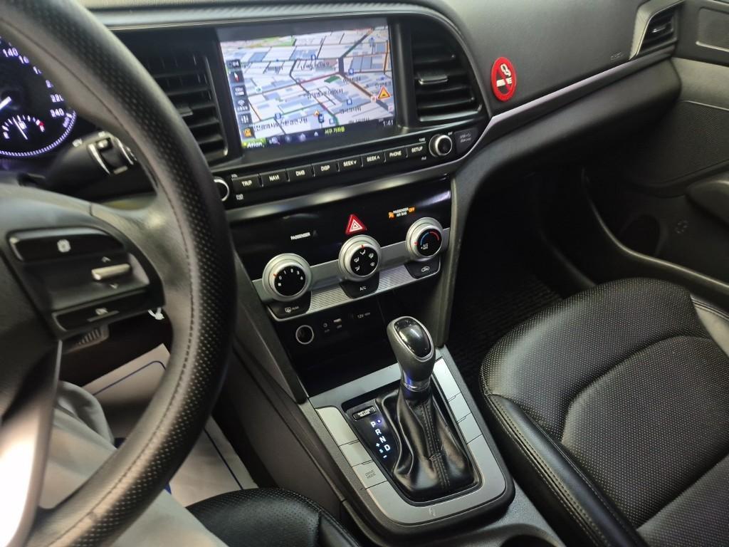 HYUNDAI Avante - Vista 10