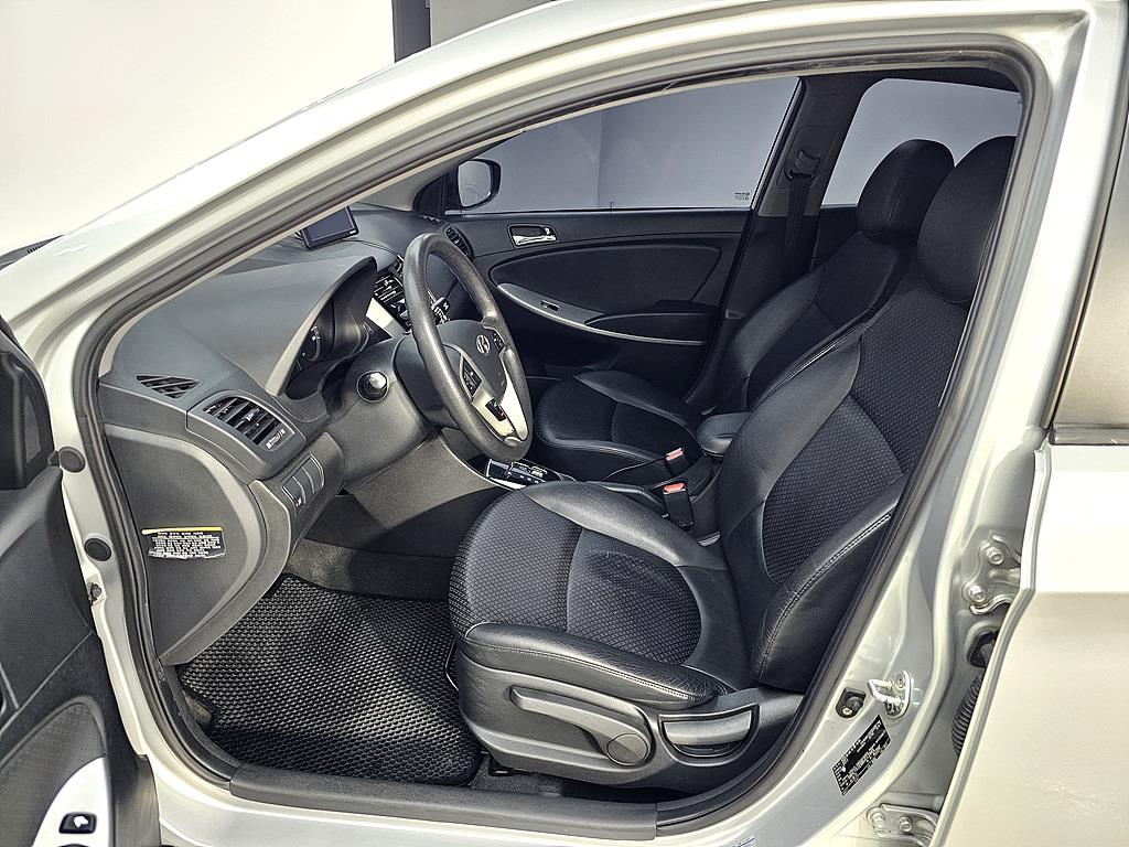 HYUNDAI Accent - Vista 8