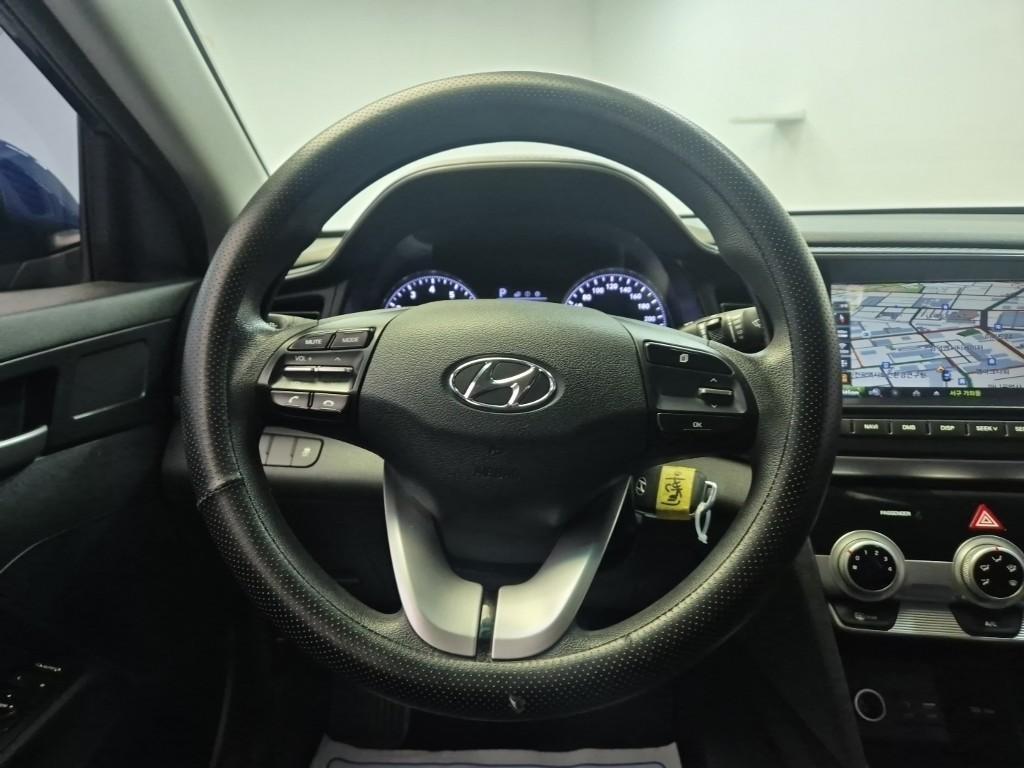 HYUNDAI Avante - Vista 9