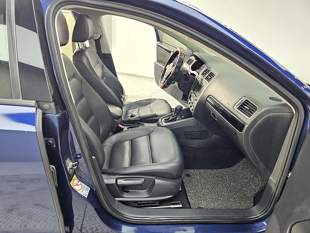 Volkswagen Jetta - Vista 11
