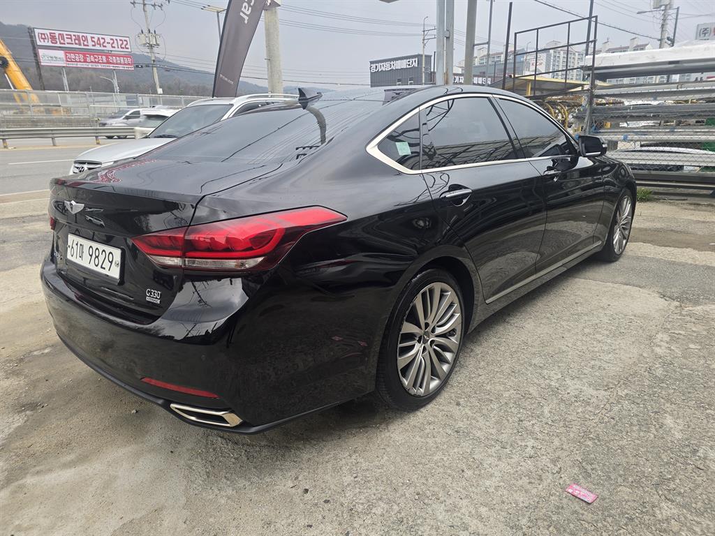 HYUNDAI Genesis - Vista 4