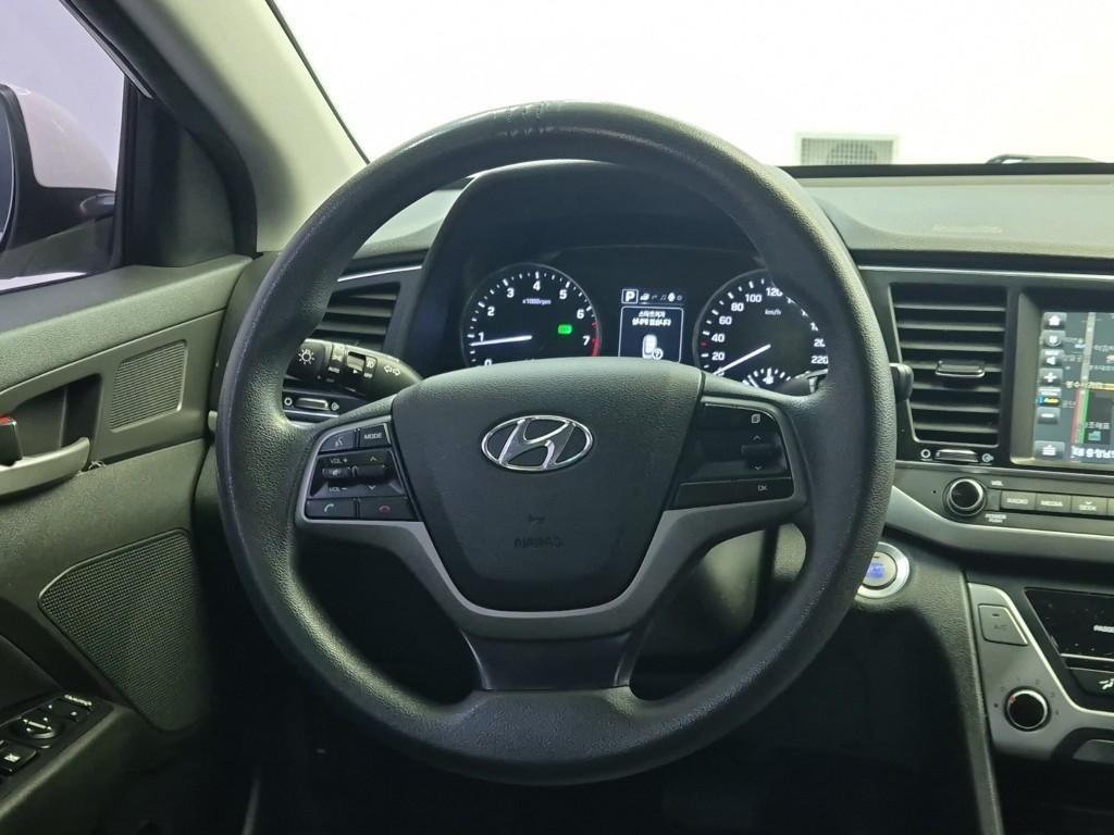 HYUNDAI Avante - Vista 9