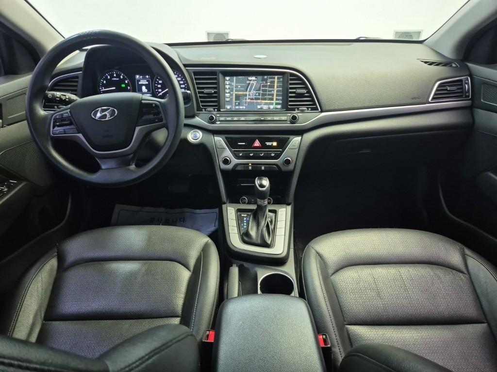 HYUNDAI Avante - Vista 7