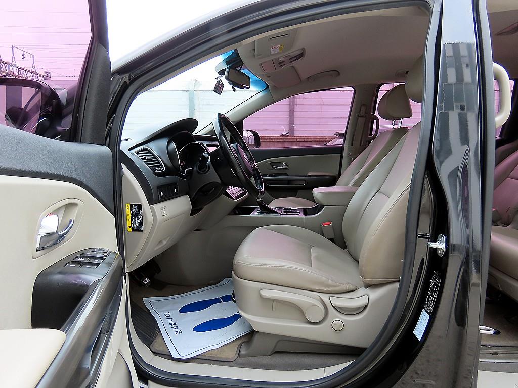 KIA Carnival - Vista 5