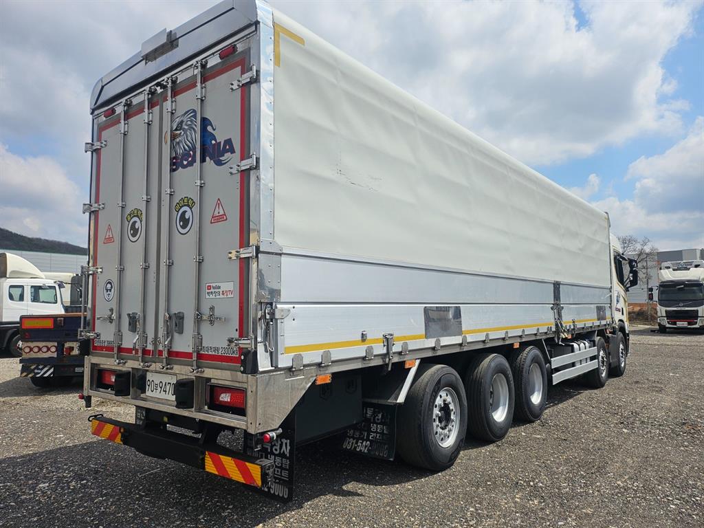 medium and large cargo truck - Vista 5