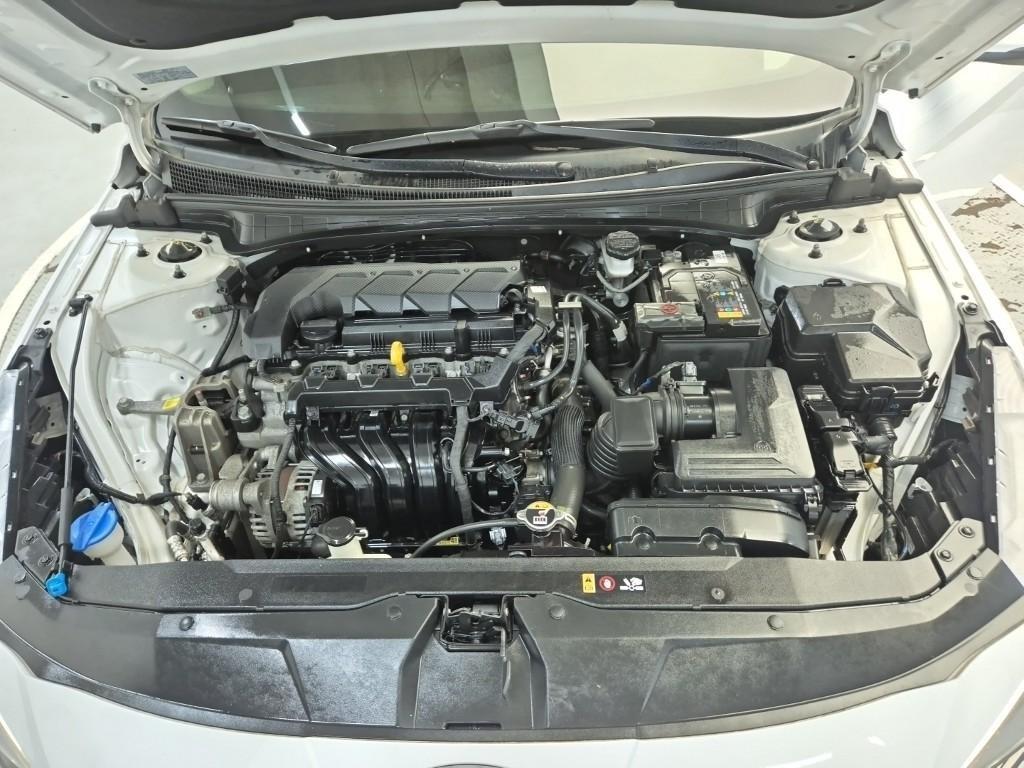 HYUNDAI Avante - Vista 5