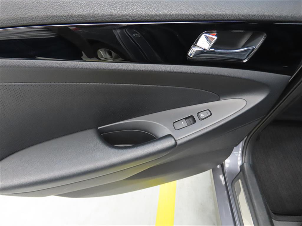 HYUNDAI Sonata - Vista 12