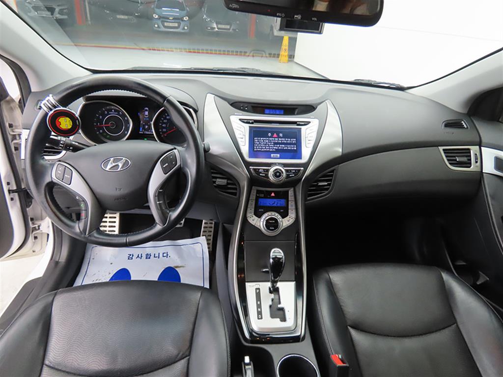 HYUNDAI Avante - Vista 7