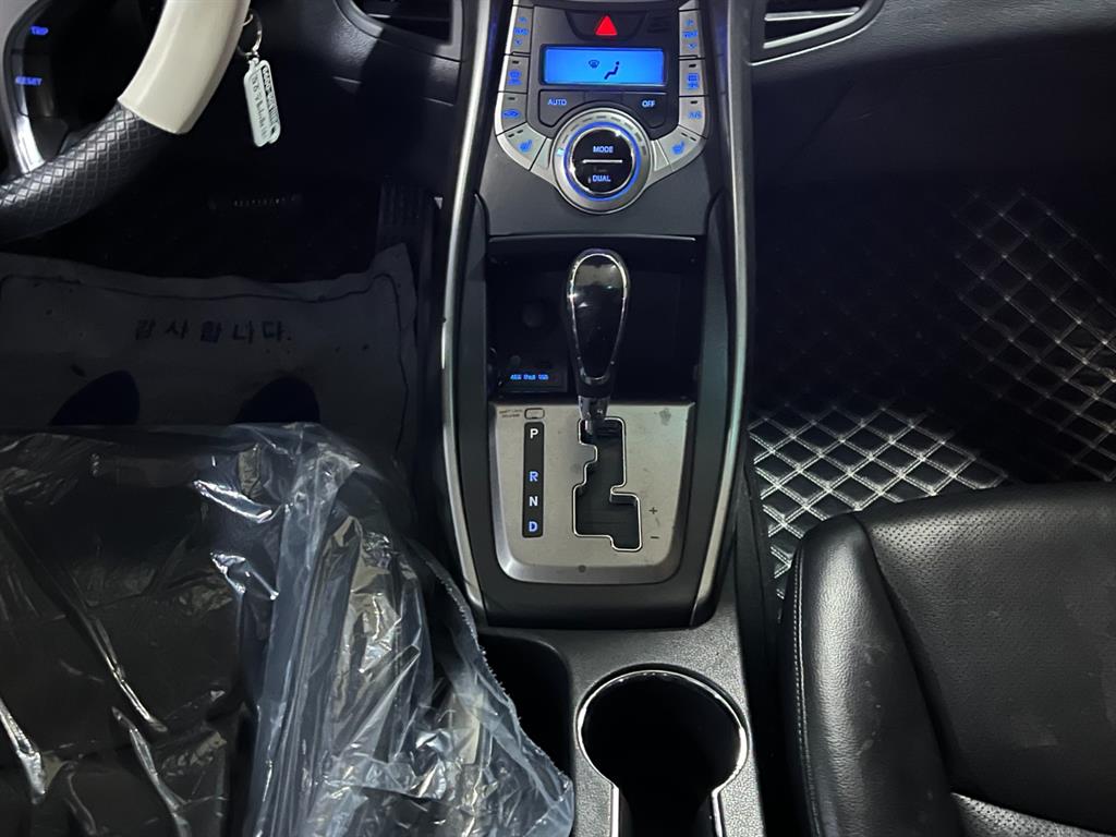 HYUNDAI Avante - Vista 9