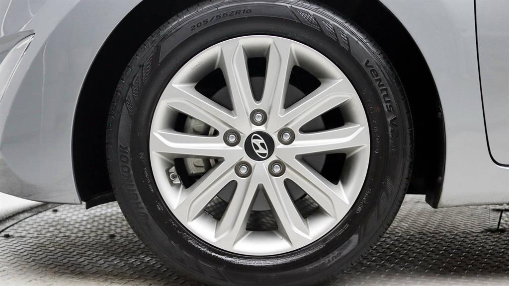 HYUNDAI Avante - Vista 9