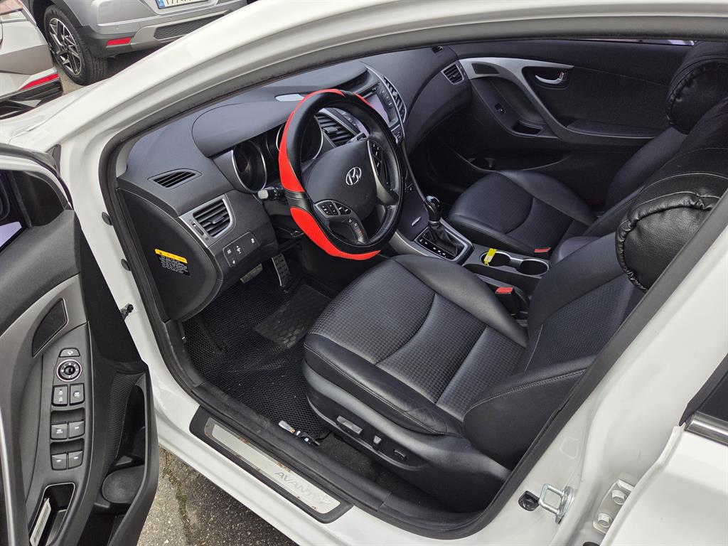 HYUNDAI Avante - Vista 9