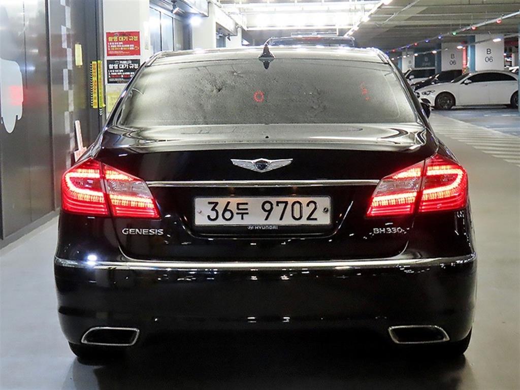 HYUNDAI Genesis - Vista 5