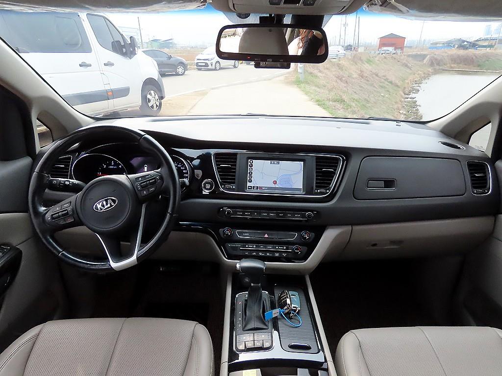KIA Carnival - Vista 10