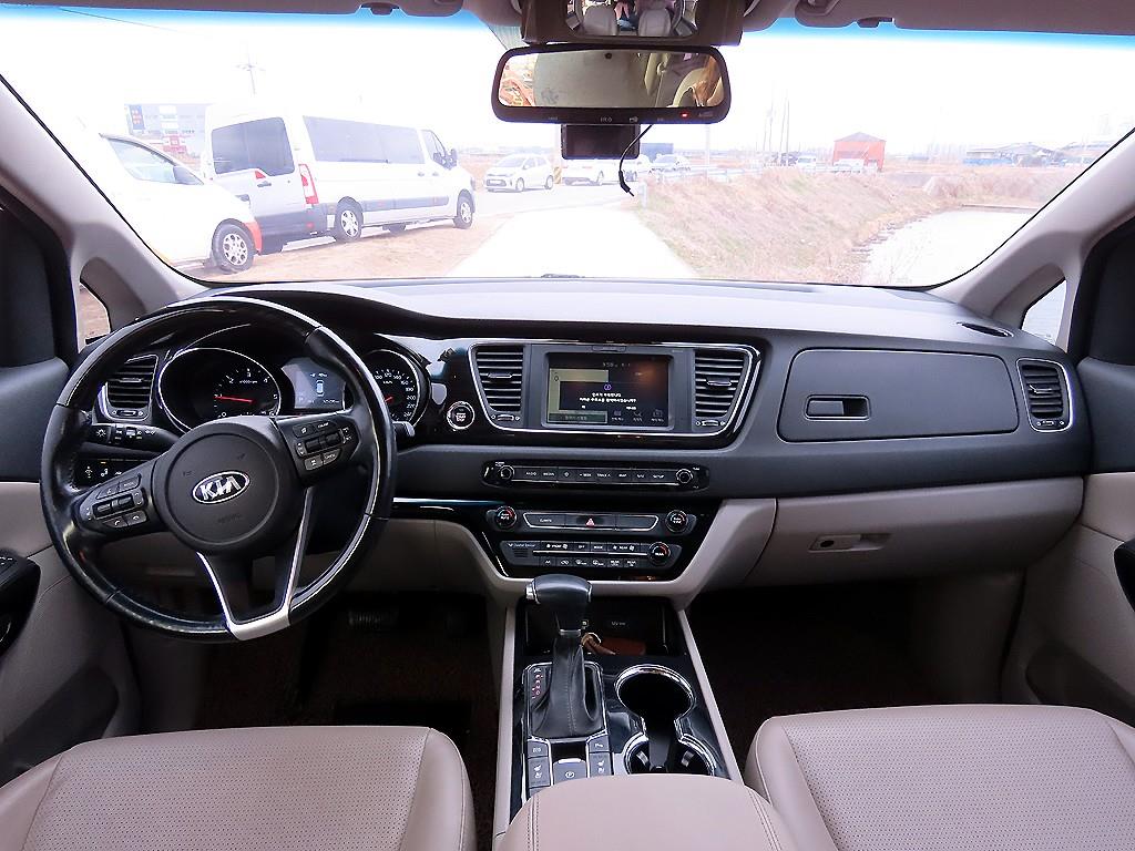 KIA Carnival - Vista 10