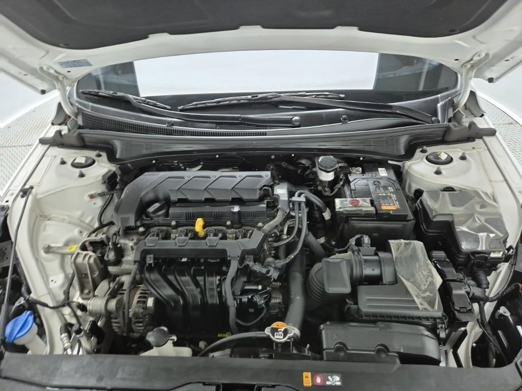 HYUNDAI Avante - Vista 5