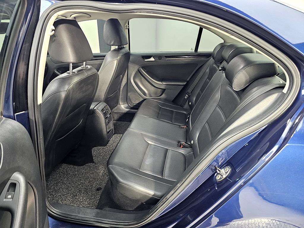 Volkswagen Jetta - Vista 9