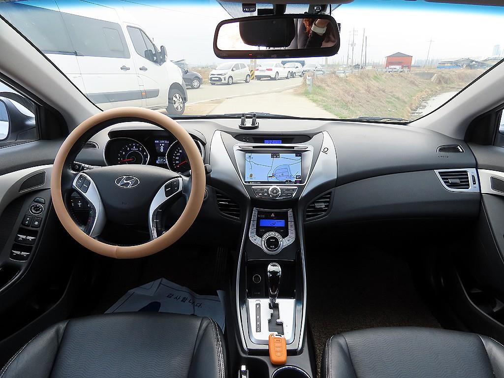 HYUNDAI Avante - Vista 9