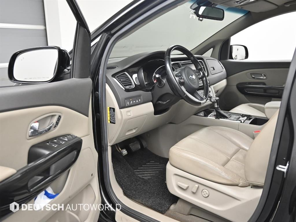 KIA Carnival - Vista 11
