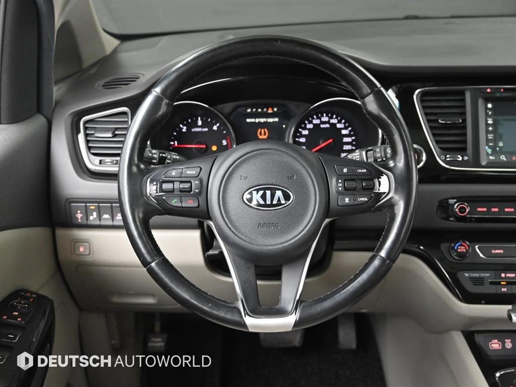 KIA Carnival - Vista 8
