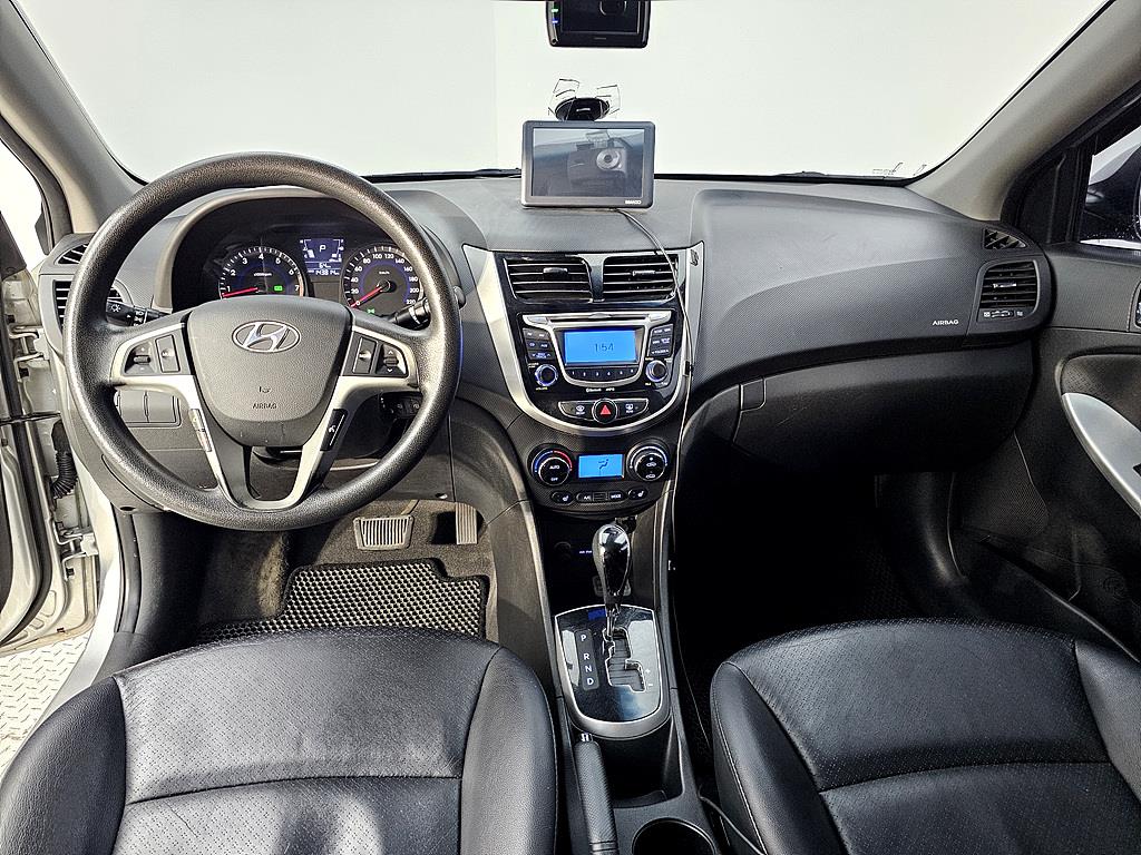 HYUNDAI Accent - Vista 5