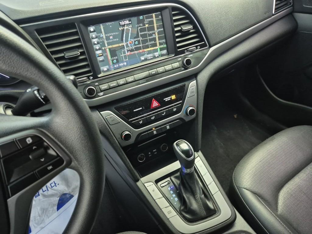 HYUNDAI Avante - Vista 10