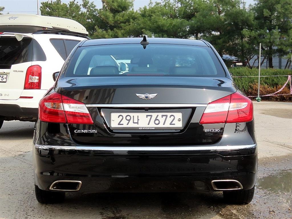 HYUNDAI Genesis - Vista 4