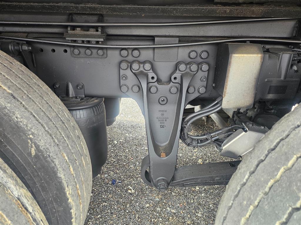 medium and large cargo truck - Vista 9