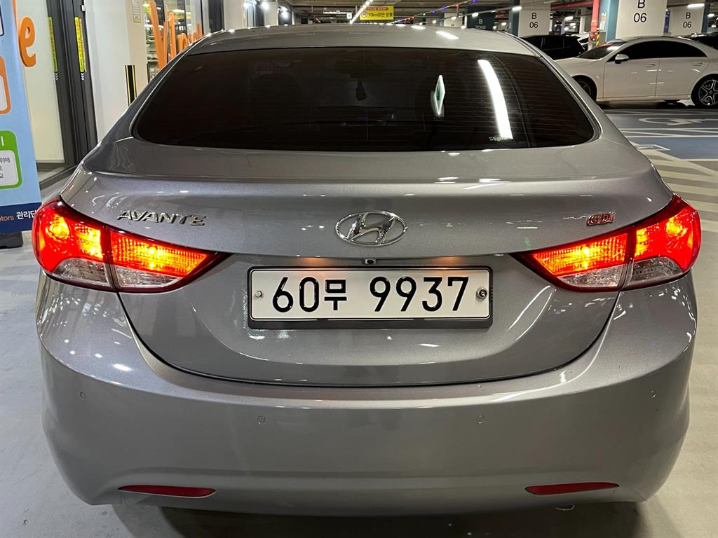 HYUNDAI Avante - Vista 5