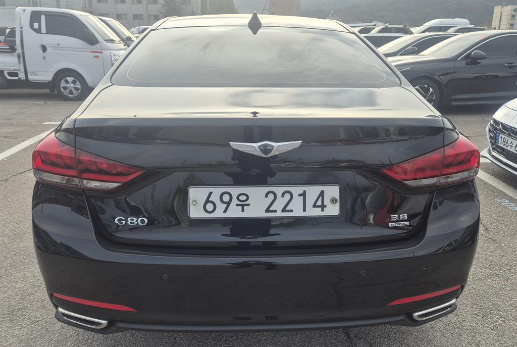 HYUNDAI Genesis - Vista 5