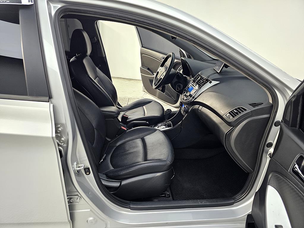 HYUNDAI Accent - Vista 11