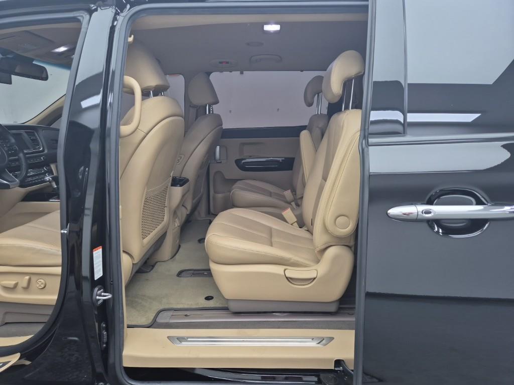 KIA Carnival - Vista 12