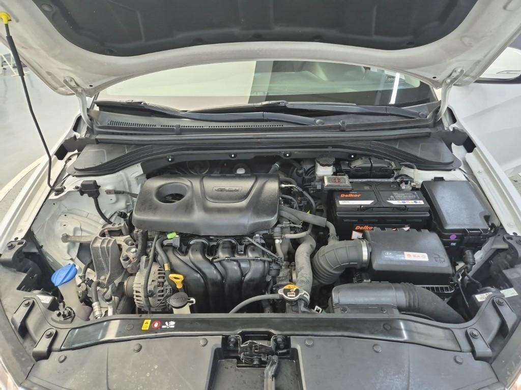 HYUNDAI Avante - Vista 5