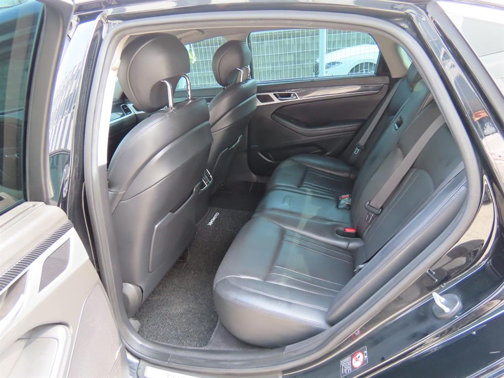 HYUNDAI Genesis - Vista 11