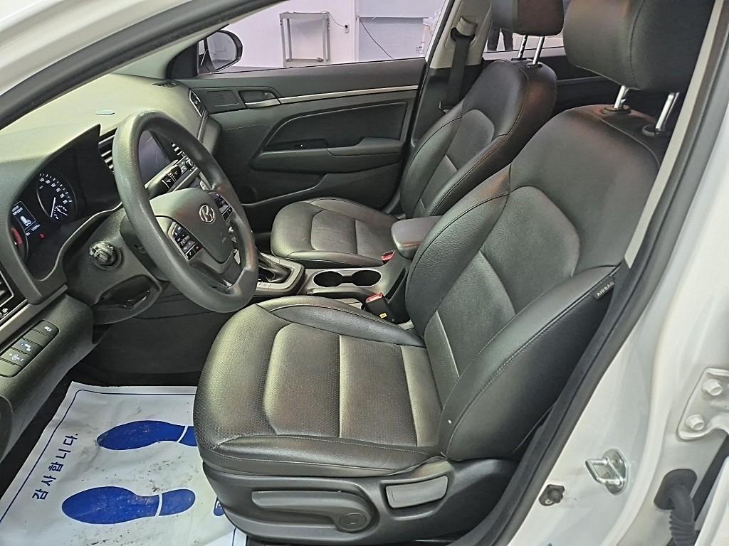 HYUNDAI Avante - Vista 11