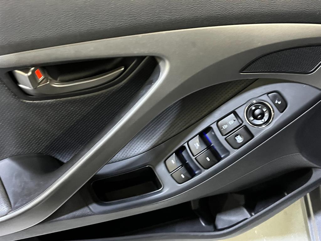 HYUNDAI Avante - Vista 12